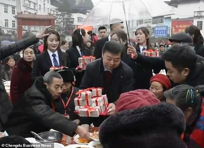 Vì số tiền quá lớn không thể đựng trong bao lì xì nên ông đã dùng một dải ruy-băng đỏ để buộc chúng lại. Ảnh: Hongxing News