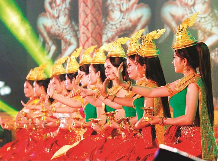 Thiếu nữ Khmer múa hát mừng năm mới