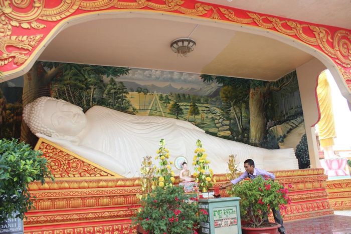 Trong mấy ngày Tết Chôl Chnăm Thmây, người Khmer thường đến chùa thắp hương, cầu khấn