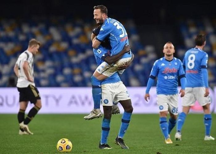 Napoli đòi nợ thành công Juventus