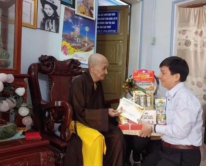 Anh Hiển chúc Tết Ni Trưởng Thích Nữ Diệu Nghĩa, một "tấm lòng vàng" thân thiết của Phòng CTXH Bệnh viện Chợ Rẫy. 