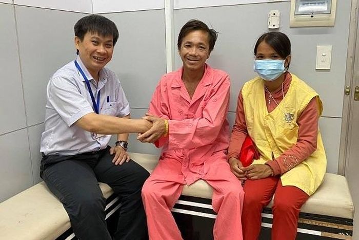 Cái bắt tay chân tình, cùng nụ cười chất phác, vợ chồng anh T. vô cùng biết ơn đối với vị Trưởng phòng tận tâm - Th.S Lê Minh Hiển (trái).