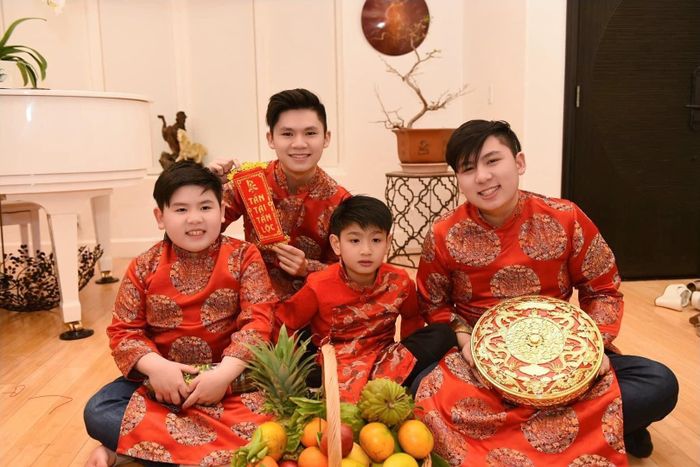Vì dịch bệnh, Nguyễn Hồng Nhung và con gái kẹt lại ở Việt Nam trong khi con trai vẫn đang ở Mỹ. Mồng Hai Tết, cậu (giữa) sang nhà Trizzie Phương Trinh chơi với các con của Bằng Kiều.