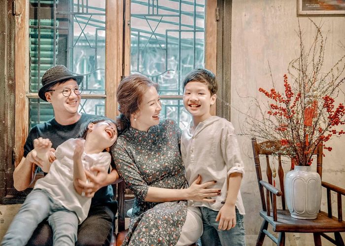 Đan Lê nhớ mùi Tết xưa khi ở căn hộ tập thể 16 m2 được nhìn mẹ gói bánh, làm mứt...