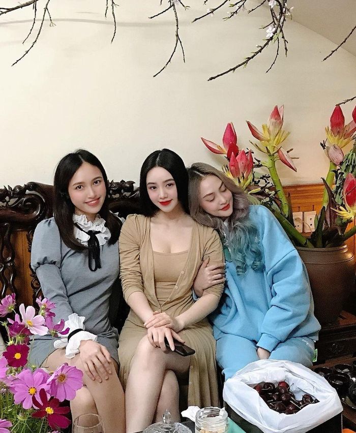 Quỳnh Kool tạo dáng cùng bạn thân ngày Tết.