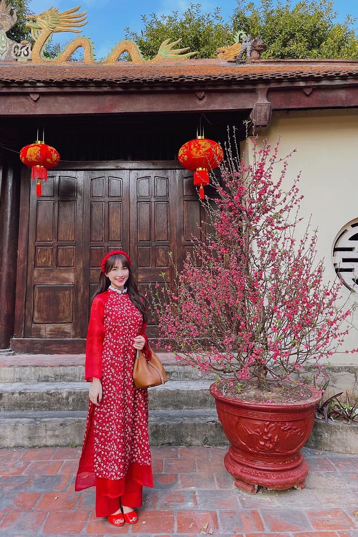Hòa Minzy đỏ rực hơn cả hoa đào. 