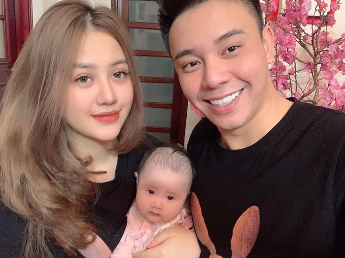 "Lãi to" Tết này của Đông Hùng và bà xã.
