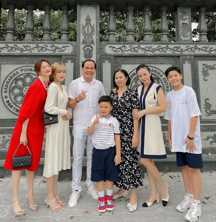 Hai chị em Thiều Bảo Trang - Thiều Bảo Trâm sum họp bên gia đình.