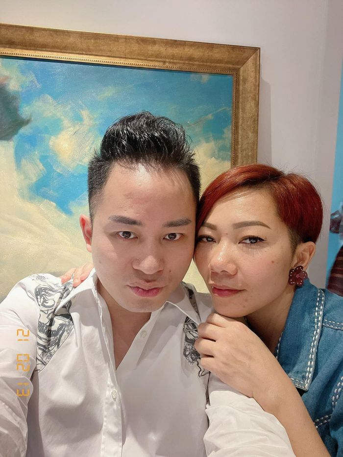 Tùng Dương thân thiết bên Hà Trần khi đến chơi nhà nhạc sĩ Quốc Trung.
