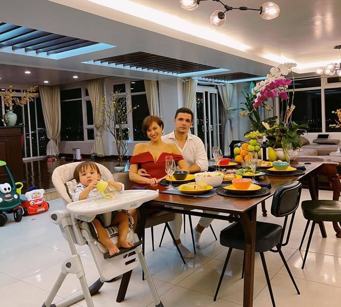 Vợ chồng MC Phương Mai ăn uống cầu kỳ ngày Tết.