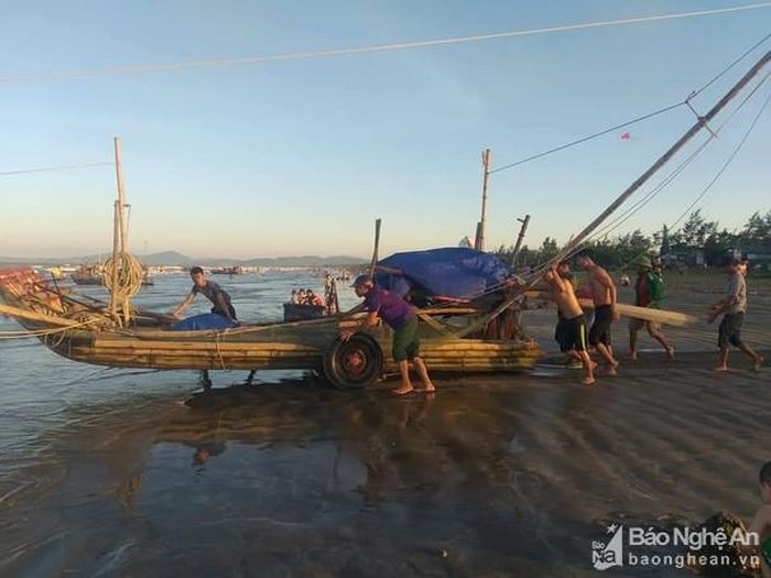 Từ ngày mồng 1 Tết, ngư dân bãi ngang Diễn Châu tích cực ra biển đánh bắt. Ảnh: Mai Giang