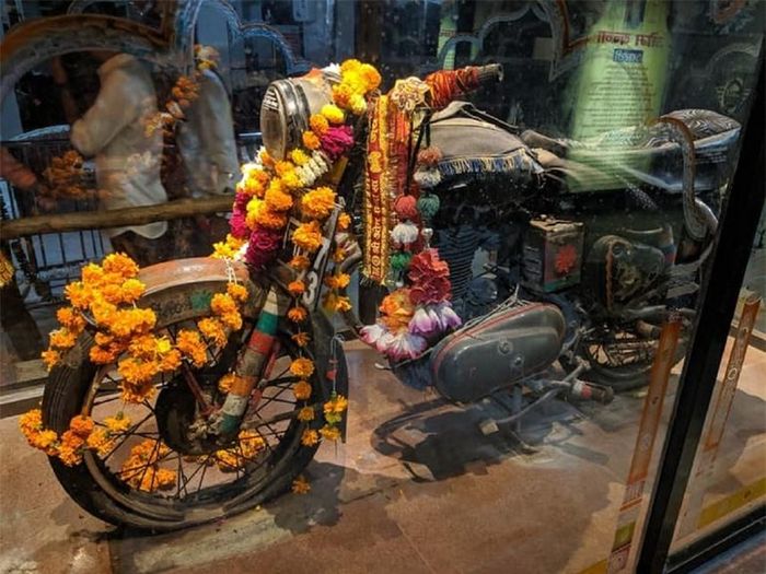 Đền Bullet Baba ở Jodhpur là nơi dành để tôn kính chiếc môtô 350 cc Royal Enfield.
