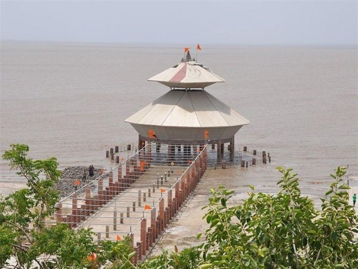 Khi thủy triều lên, ngôi đền biến mất khỏi tầm mắt người nhìn.