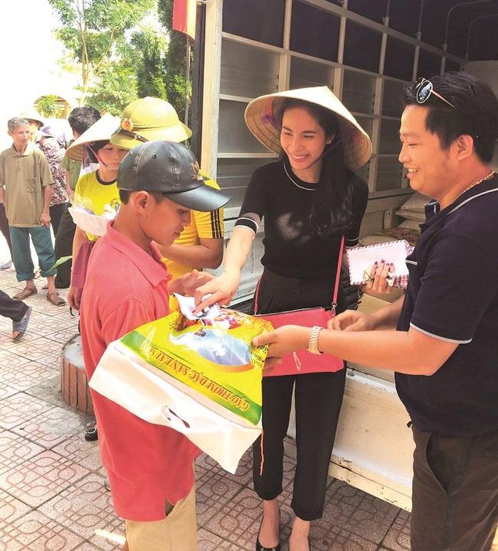 Hình ảnh của Thủy Tiên trong hành trình giúp đỡ bà con miền Trung chịu ảnh hưởng của bão và lũ lụt năm 2020.