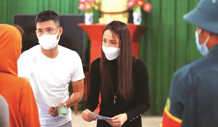 Hình ảnh của Thủy Tiên trong hành trình giúp đỡ bà con miền Trung chịu ảnh hưởng của bão và lũ lụt năm 2020.