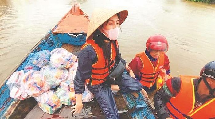 Hình ảnh của Thủy Tiên trong hành trình giúp đỡ bà con miền Trung chịu ảnh hưởng của bão và lũ lụt năm 2020.