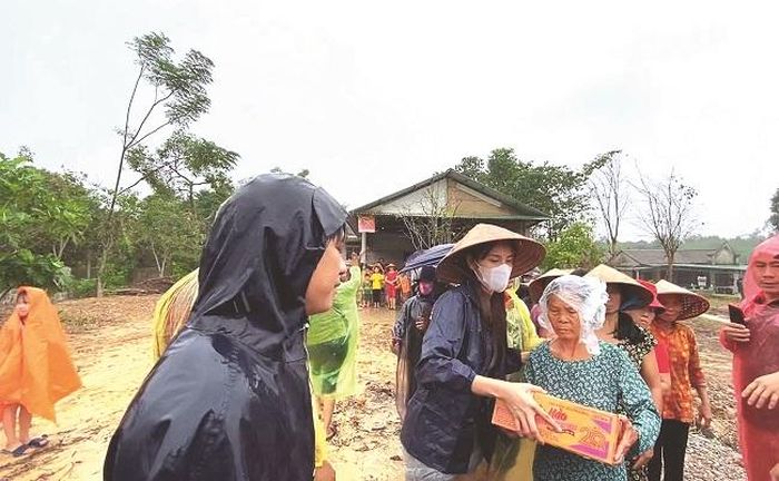 Hình ảnh của Thủy Tiên trong hành trình giúp đỡ bà con miền Trung chịu ảnh hưởng của bão và lũ lụt năm 2020.