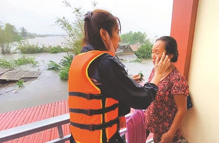 Hình ảnh của Thủy Tiên trong hành trình giúp đỡ bà con miền Trung chịu ảnh hưởng của bão và lũ lụt năm 2020.