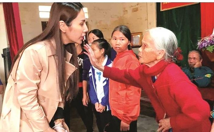 Hình ảnh của Thủy Tiên trong hành trình giúp đỡ bà con miền Trung chịu ảnh hưởng của bão và lũ lụt năm 2020.