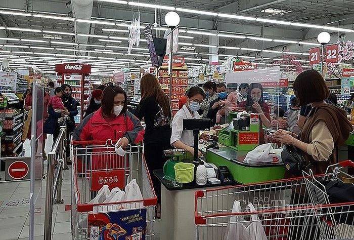 Khách hàng nghiêm túc chấp hành việc đeo khẩu trang khi mua sắm, thanh toán 