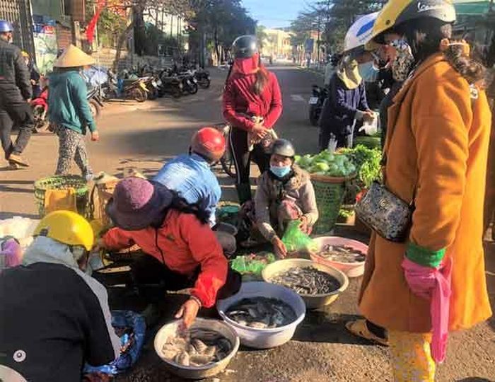 Thực phẩm tươi sống như cá, tôm cũng được người mua ưa chuộng trong phiên chợ đầu năm. Ảnh: Đinh Yến