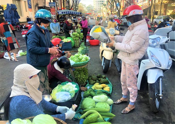 Phiên chợ đầu năm trước cổng Trung tâm Thương mại Pleiku khá nhộn nhịp. Ảnh: Đinh Yến