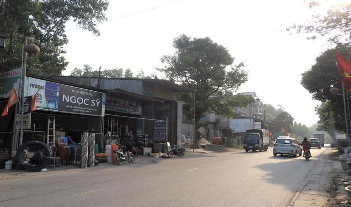 Đường Quốc lộ 2 chạy dọc trên địa bàn 2 xã đã tạo điều kiện thuận lợi cho các ngành dịch vụ, thương mại phát triển.