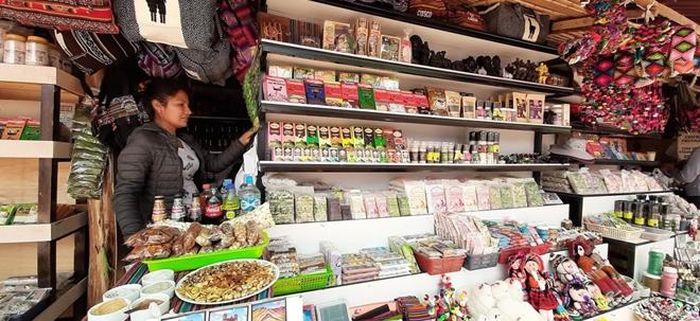 Bán các sản phẩm muối và từ mỏ muối tại Peru. 