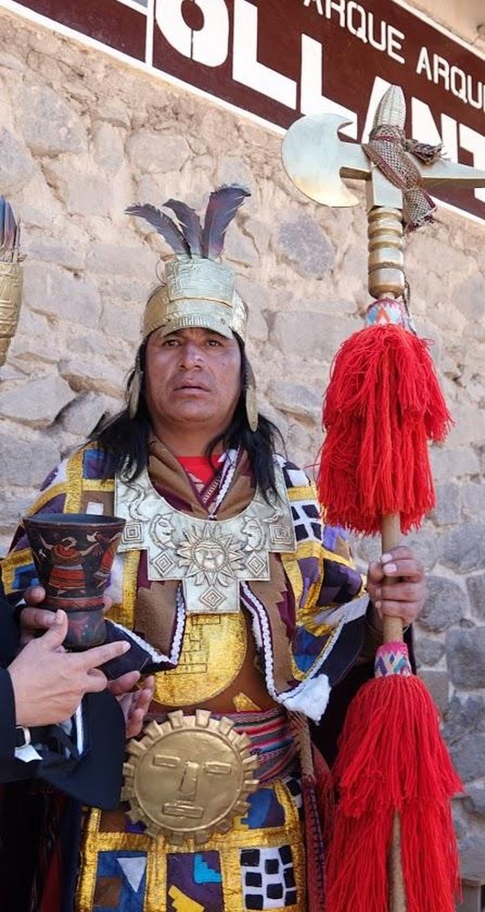 Một chiến binh Inca mặc giáp trụ ra chào khách. 