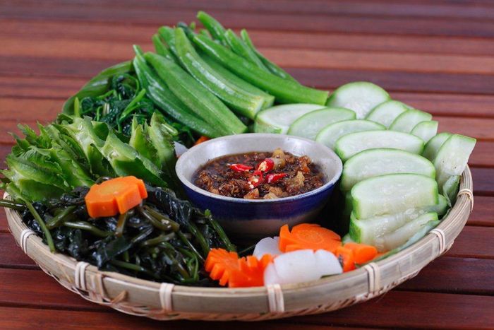  Nếu chán thịt, củ quả chấm mắm kho quẹt sẽ là lựa chọn của bạn. Ảnh: Nhà hàng Củ Đất. 