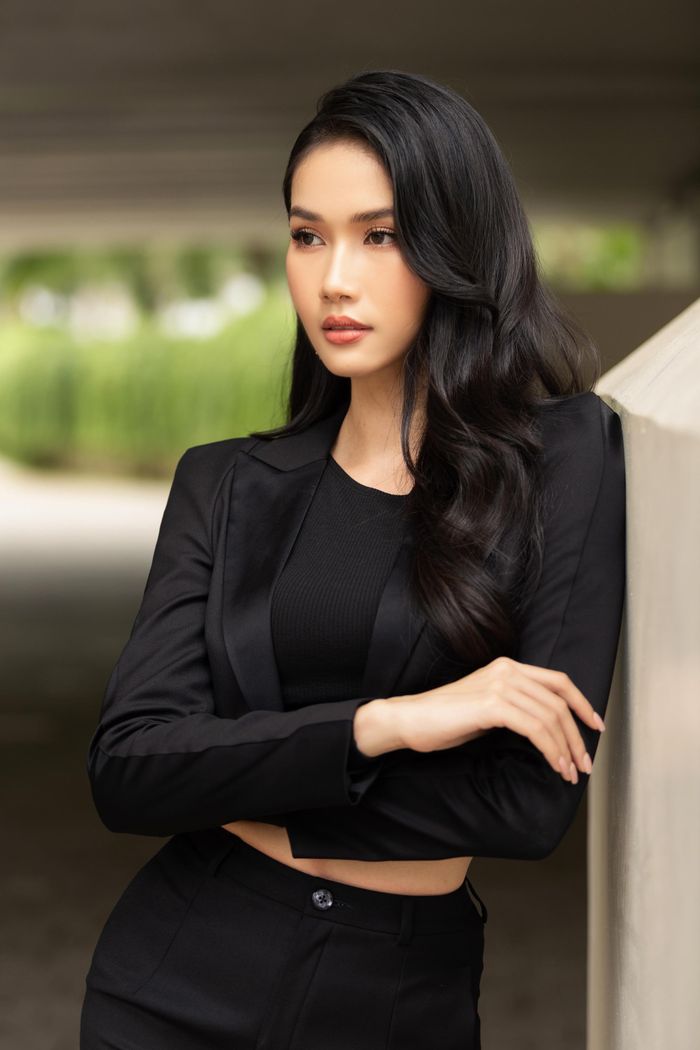 "Trong một tháng anh dạy học, không có ngày nào là tôi không khóc. Anh trai lớn rồi nên thấy bài toàn của tôi rất dễ, nhưng tôi khi đó mới học hết lớp 5, kiến thức ấy còn quá mới mẻ. Tôi khóc từ ngày này sang ngày khác vì nghĩ mình không học được", Phương Anh kể lại. Sau khi lên cấp 2, cô không được anh trai kèm cặp, chỉ bảo về việc học. Thay vào đó, người đẹp 23 tuổi theo học nhiều lớp học thêm buổi tối.