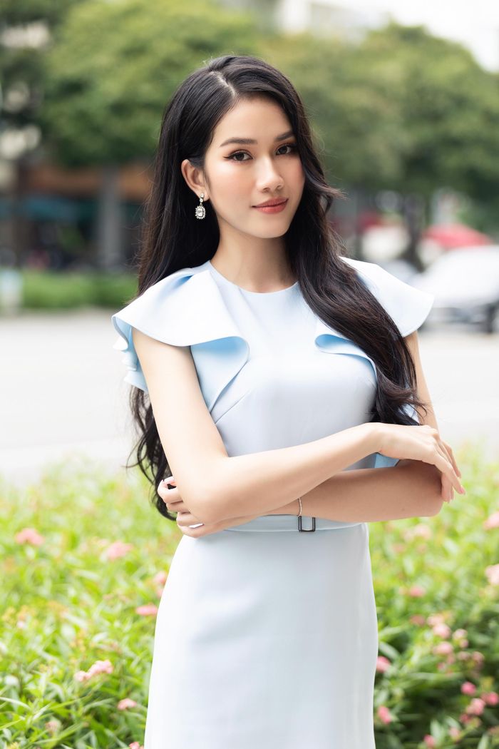 Người đẹp sinh năm 1998 cho biết cô có anh trai và chị gái đều là học sinh giỏi cấp quốc gia, nên cũng gặp một số áp lực. Tuy nhiên, áp lực trên không quá lớn và gia đình cũng không ép buộc cô phải đạt được thành tích tương tự hoặc hơn anh chị. "Khoảng cách tuổi giữa tôi và chị khá lớn, nên khi tôi lớn lên chị đã ra Hà Nội học đại học, không có thời gian dạy kèm cho tôi. Còn anh trai chỉ từng dạy toán cho tôi trong một tháng khi tôi chuẩn bị thi chuyển cấp từ lớp 5 lên lớp 6", cô nói về việc sinh trưởng trong gia đình có truyền thống học tập.