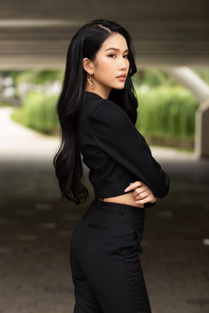 Phương Anh cho biết bản thân đã học rất nhiều lớp học thêm để thi đỗ vào THPT chuyên Lê Hồng Phong. Do đó, khi lên lớp 10, cô không còn học thêm nữa. "Tôi cảm thấy mình không cần khổ như vậy, học thế đủ rồi", á hậu sinh năm 1998 hài hước chia sẻ. Theo cô, giáo trình thầy cô dạy ở THPT chuyên Lê Hồng Phong rất cụ thể, kỹ càng, dễ hiểu và dễ tiếp thu kiến thức nên á hậu chỉ cần học tại trường đã đủ kiến thức. Thời gian rảnh, cô dành để học vẽ, học thêm tiếng Anh và tham gia các hoạt động ngoại khóa.