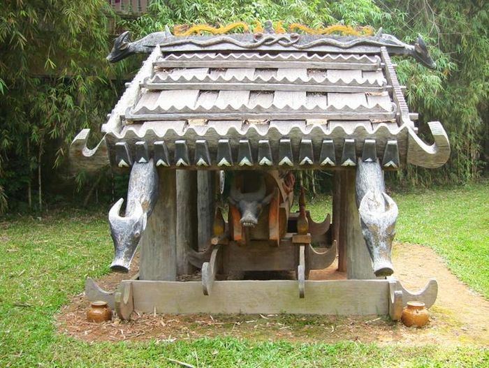 Nhà mồ pinh blâng của người Cơ Tu ở Quảng Nam được phục dựng tại Bảo tàng Dân tộc học. Nguồn: Wikiwand.