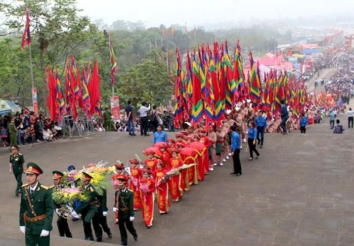 Lễ hội Đền Hùng và đông đảo khách thập phương dâng hương tri ân các Vua Hùng. Ảnh: Nguyễn Hồng Sáng. 
