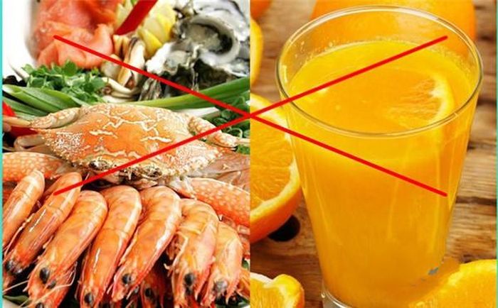 Ăn tôm với thực phẩm giàu vitamin C. Trong tôm vốn chứa nhiều asen hóa trị 5, không phải chất độc, thế nhưng khi gặp các loại rau củ chứa nhiều vitamin C sẽ thay đổi trở thành asen hóa trị 3 – thạch tín, khá hại nếu ăn vào.