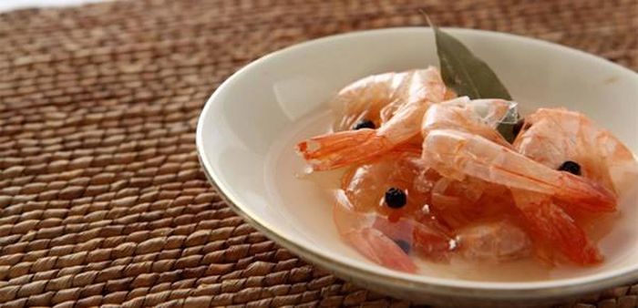 Ăn vỏ tôm. Nhiều người có thói quen ăn tôm cả vỏ để bổ sung canxi, đặc biệt là tôm biển nhưng điều này lại không tốt chút nào.