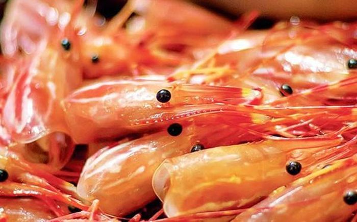 Ăn đầu tôm. Đầu tôm tập trung nhiều chất thải, chứa ít dinh dưỡng so với các bộ phận còn lại. Bên cạnh đó, hàm lượng kim loại nặng trong đầu cao hơn nhiều phần thân tôm. Việc hấp thụ lượng lớn vô tình gây hại cho cơ thể.