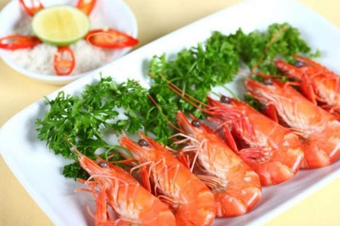 Thế nhưng, không giống như những món “đại kỵ” ngày Tết như thịt chó, mực... tôm vẫn được người Bắc chọn ăn bởi giàu dinh dưỡng, giải ngán cực tốt.