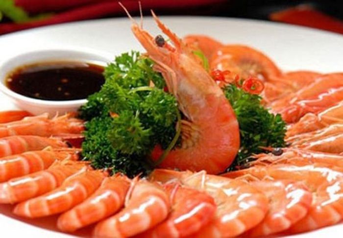 Ở đó, tôm là một trong những thực phẩm tránh ăn ngày Tết. Người dân cho rằng, tôm đầu to đuôi nhỏ nên nếu ăn tôm vào đầu năm sẽ khó “đầu xuôi đuôi lọt”.