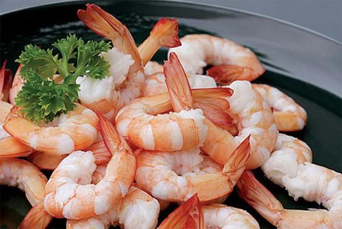 Ăn nhiều tôm. Không ít người ăn tôm hàng ngày vì nghĩ loại thực phẩm này rất tốt cho sức khỏe. Tuy nhiên, tôm lại rất giàu chất dinh dưỡng, ăn quá nhiều sẽ khiến cơ thể khó hấp thụ, gây ra tình trạng rối loại tiêu hóa, khó tiêu, chướng bụng, tiêu chảy.