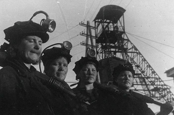 Rất đông phụ nữ cùng nam giới xuống các mỏ than. Từ tháng 7 đến tháng 12/1941, số lượng lao động nữ làm việc ở các mỏ vùng Kuznetsk tăng từ 11.600 lên 15.900, Literaturnaya Gazeta đưa tin. Ảnh: Một nhóm thợ mỏ nữ tại mỏ Kirov năm 1942. Ảnh: Russia Beyond.