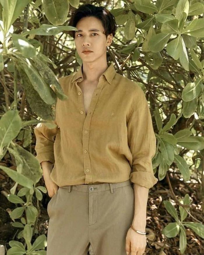 Một thói quen tốt được Won Bin duy trì đều đặn là uống nhiều nước. Điều này giúp da không bị nhăn nheo, thiếu sức sống.