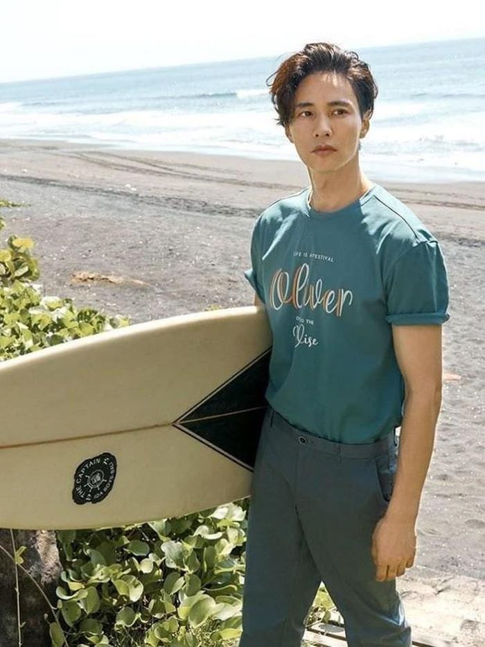 Những bức ảnh chụp cận mặt trên tạp chí của Won Bin đã làm nhiều người ngạc nhiên bởi anh sở hữu làn da ngăm khỏe khoắn, mịn màng, không có mụn.
