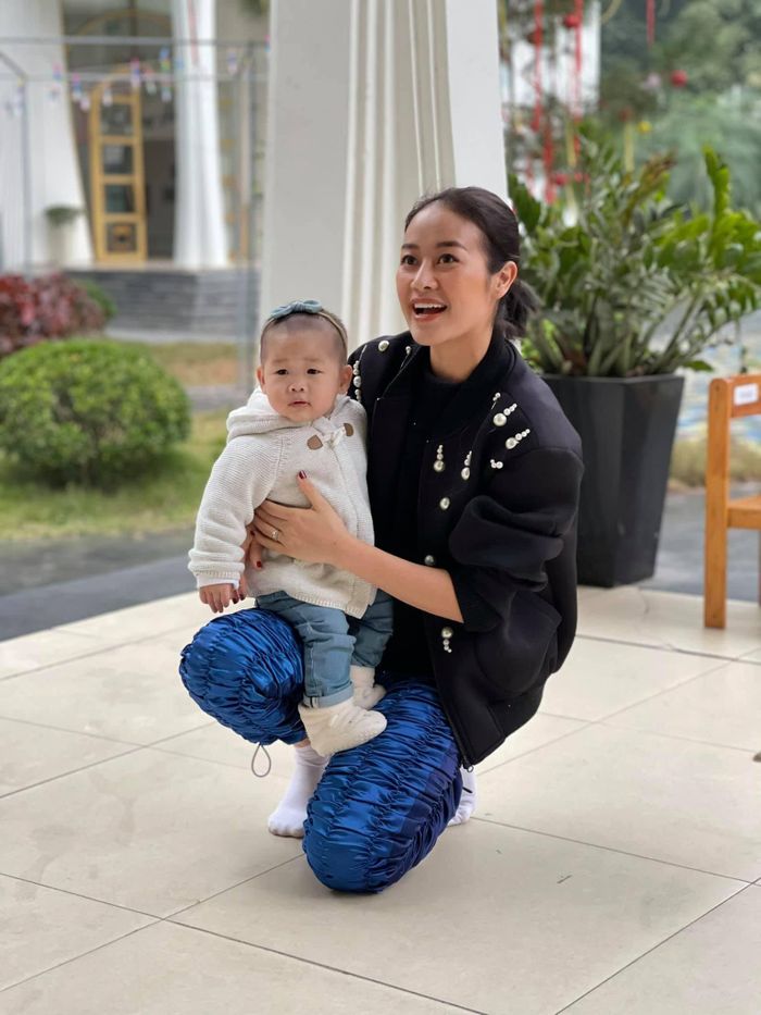MC Phí Linh dành thêm thời gian dành cho gia đình nhất là chăm con