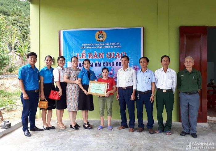 Chị Ngọc Anh (đứng thứ 4 từ trái sang) trong lễ bàn giao nhà mái ấm công đoàn cho đoàn viên công ty. Ảnh: NVCC