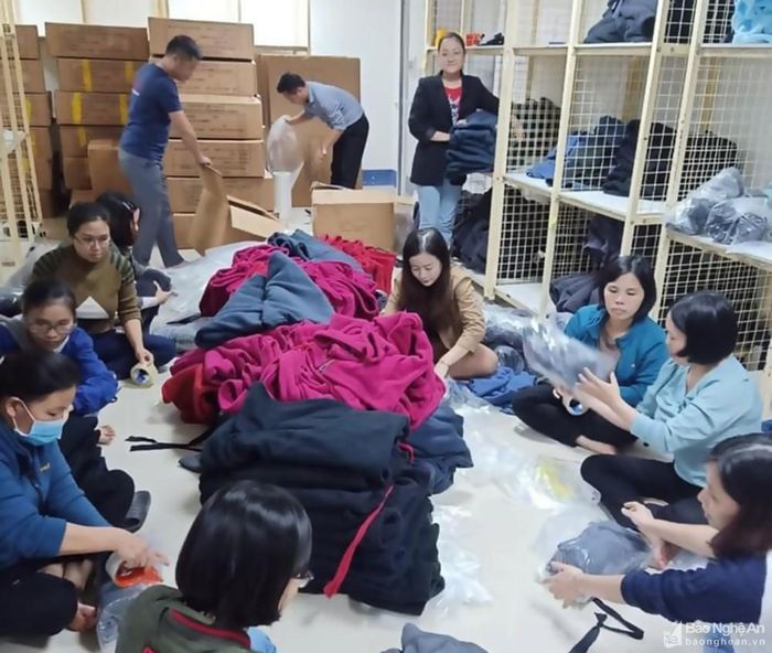 Đoàn viên Công ty TNHH Kido Vinh chuẩn bị quần áo hỗ trợ cho các tỉnh miền Trung chịu ảnh hưởng bởi lũ lụt. Ảnh: NVCC