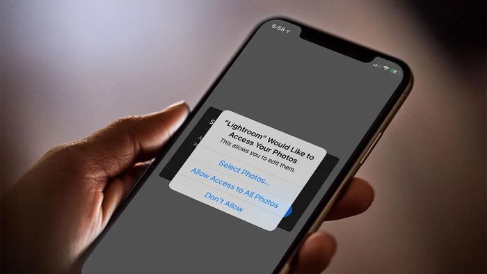  iOS14 cho phép người dùng hạn chế quyền truy cập vào dữ liệu của các ứng dụng. Ảnh: PC Mag. 