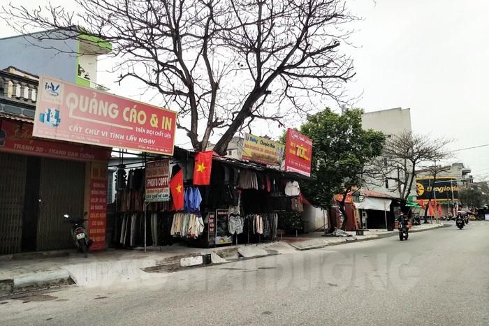 Nhiều cửa hàng quần áo tại thị trấn Gia Lộc vẫn mở cửa. Ảnh: Ảnh: Báo Hải Dương
