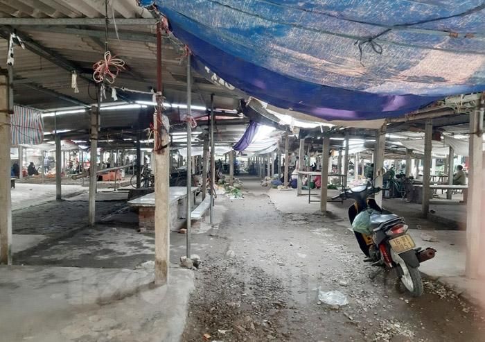 Toàn bộ khu vực kinh doanh thời trang, hàng ăn tại chỗ trong chợ Lại, xã Thanh Thủy (Thanh Hà) đã dừng hoạt động trong sáng mùng 5 Tết. Ảnh: Báo Hải Dương